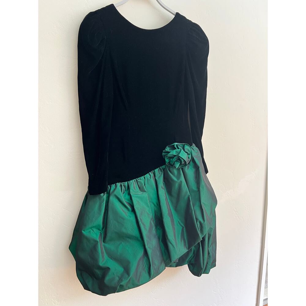 Vintage 80’s Black Velvet & Green Bubble Skirt with V-Neck Back Size: Medium - Picture 9 of 13